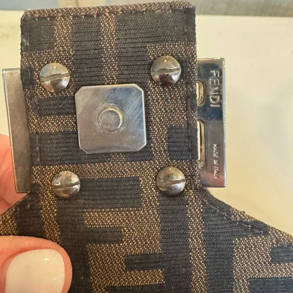 Vintage Authentic FENDI Handbag. Very gently worn. No signs of wear and tear. - Picture 3 of 8